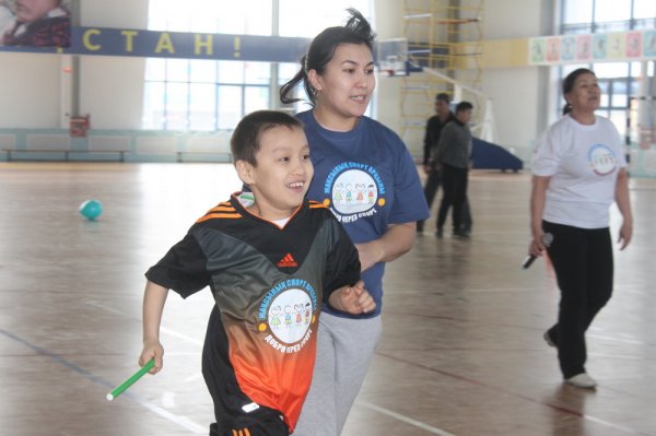 Противостояние команд «Чебурашки» и «Апельсинки»: Необычная эстафета прошла в Актау