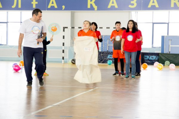 Противостояние команд «Чебурашки» и «Апельсинки»: Необычная эстафета прошла в Актау