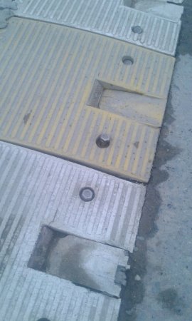 Закрепите пожалуйста крепления "Лежачих полицейских"