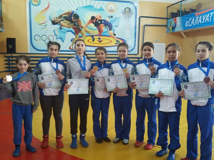 Спортсменки из Актау завоевали два «золота» на турнире по вольной борьбе в Актобе