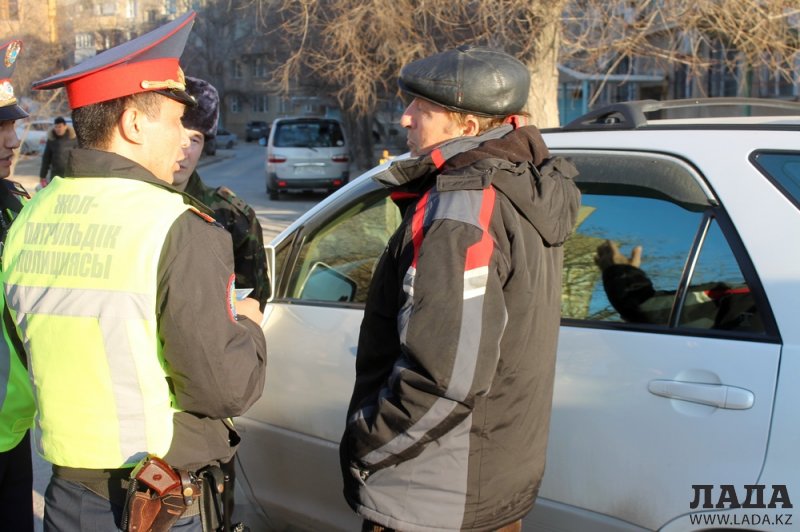 Пожарные и полицейские проверили готовность водителей Актау уступать дорогу специальному транспорту