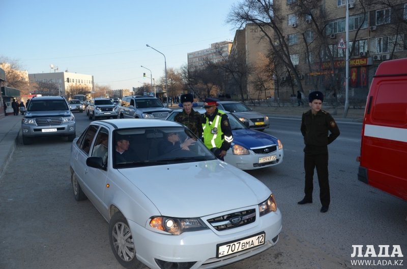 Пожарные и полицейские проверили готовность водителей Актау уступать дорогу специальному транспорту