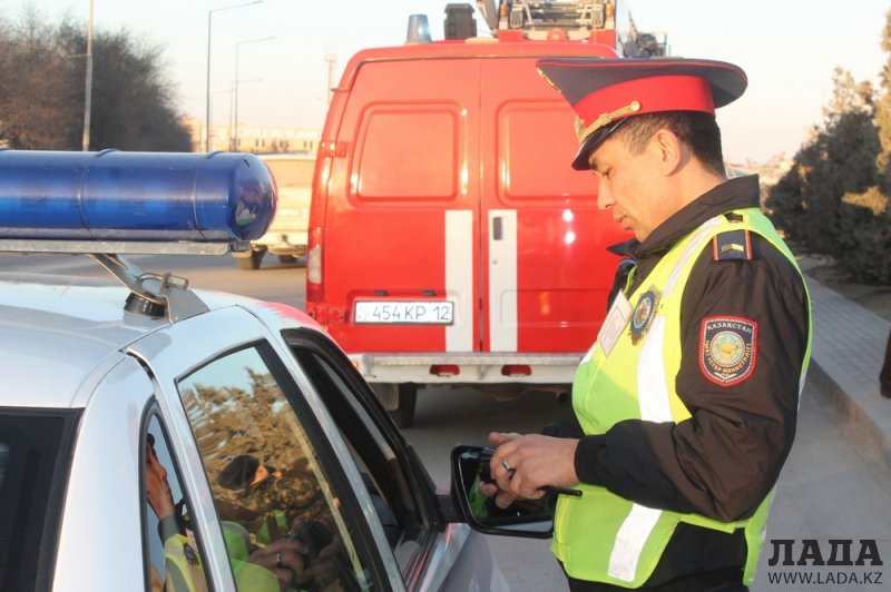 Пожарные и полицейские проверили готовность водителей Актау уступать дорогу специальному транспорту