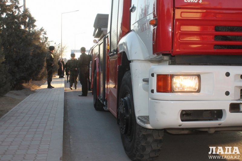 Пожарные и полицейские проверили готовность водителей Актау уступать дорогу специальному транспорту