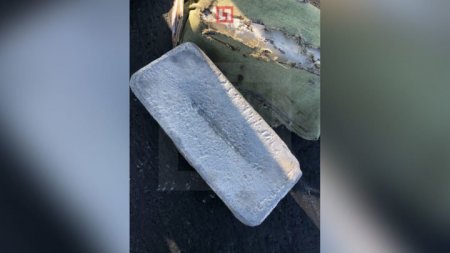 Золотые слитки высыпались с борта взлетающего самолета