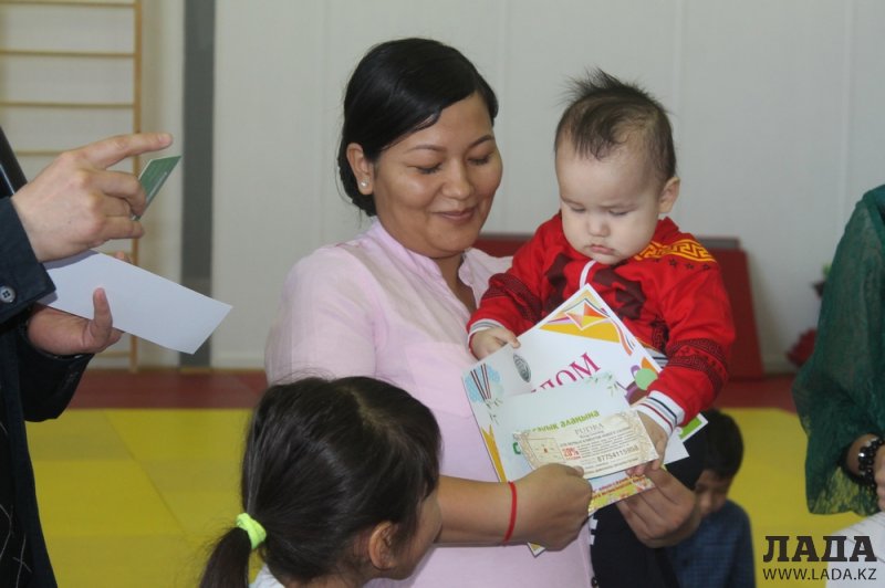 В Актау назвали лучших «ползунков» и «топотушек»