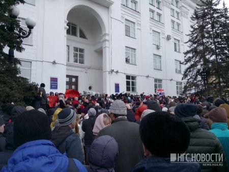 Тысячи людей вышли на митинг к администрации в Кемерово