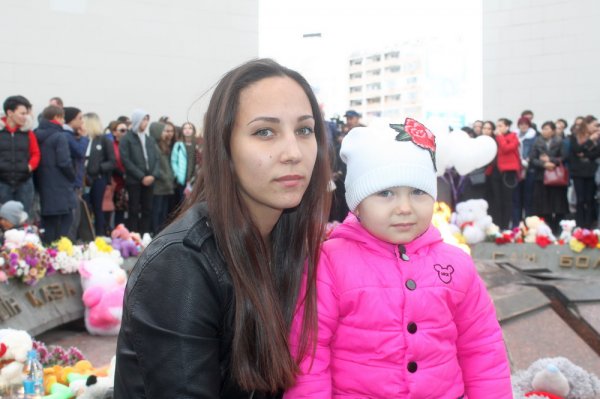 #Кемеровомыстобой: Жители Актау возложили цветы и детские игрушки в память о погибших в Кемерове