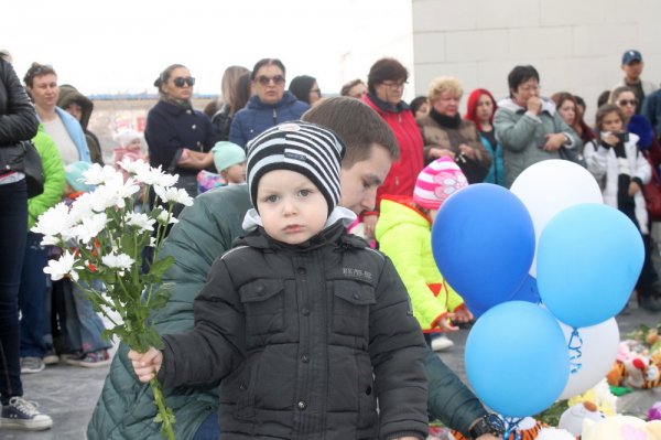 #Кемеровомыстобой: Жители Актау возложили цветы и детские игрушки в память о погибших в Кемерове