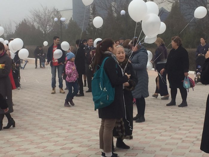 В память о погибших в Кемерово жители Актау запустили белые шары
