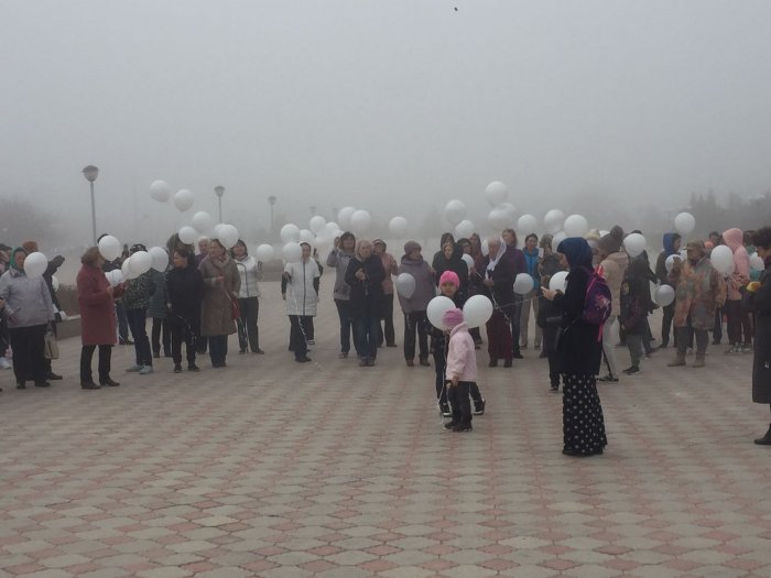 В память о погибших в Кемерово жители Актау запустили белые шары