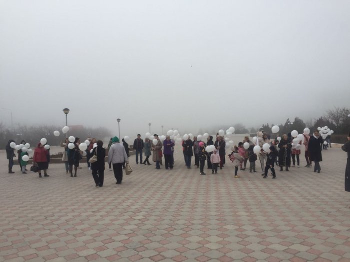 В память о погибших в Кемерово жители Актау запустили белые шары