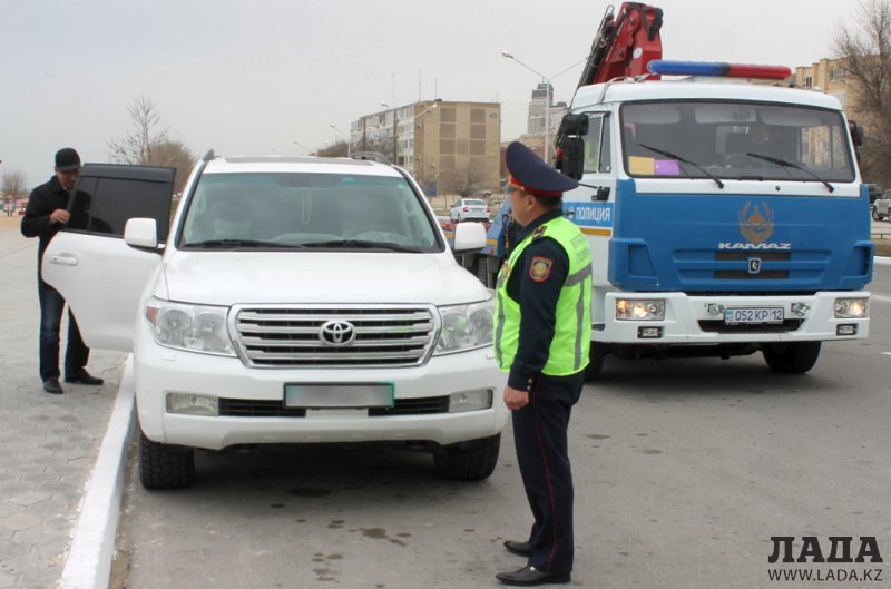 Полицейские Актау припугнули водителей эвакуацией авто за парковку в неположенных местах