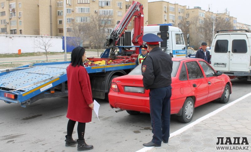 Полицейские Актау припугнули водителей эвакуацией авто за парковку в неположенных местах