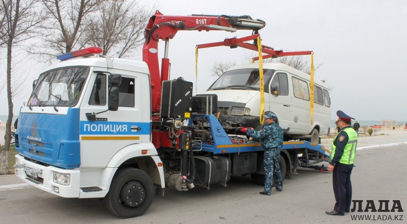Полицейские Актау припугнули водителей эвакуацией авто за парковку в неположенных местах