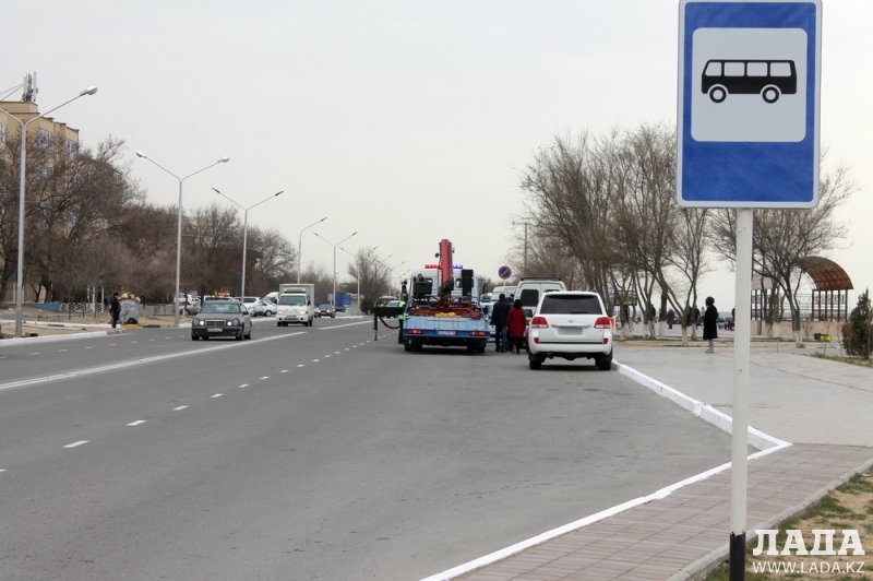 Полицейские Актау припугнули водителей эвакуацией авто за парковку в неположенных местах