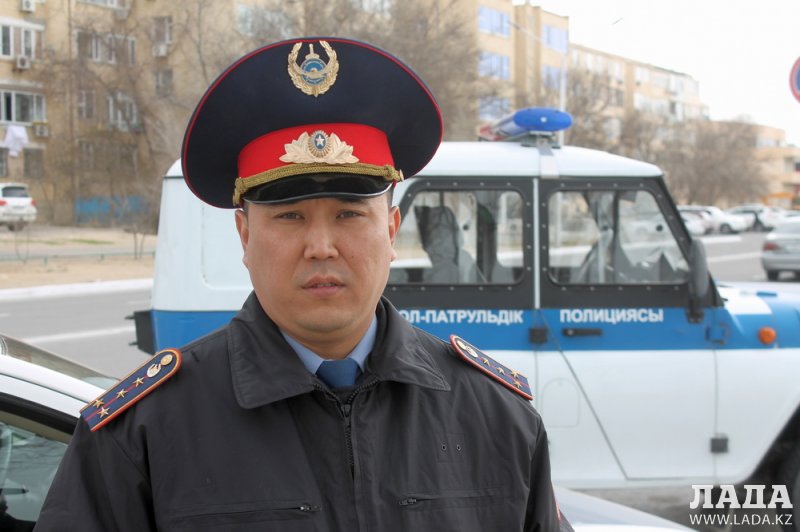 Полицейские Актау припугнули водителей эвакуацией авто за парковку в неположенных местах