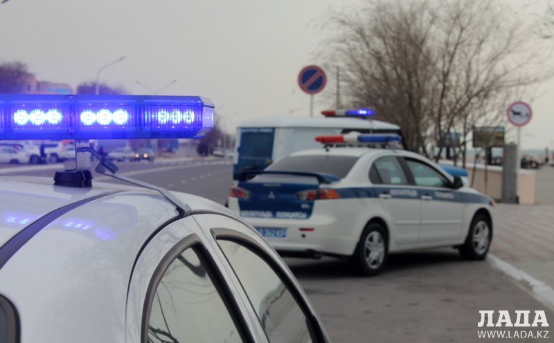 Полицейские Актау припугнули водителей эвакуацией авто за парковку в неположенных местах