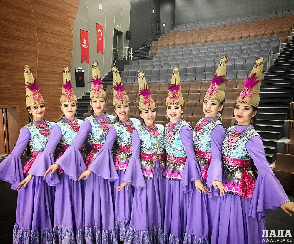 Анасының клиторын арт жағынан сіңіреді Тедди аю секс ойыншық