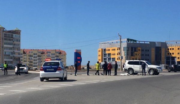 В центре Актау столкнулись внедорожник и Opel Vectra