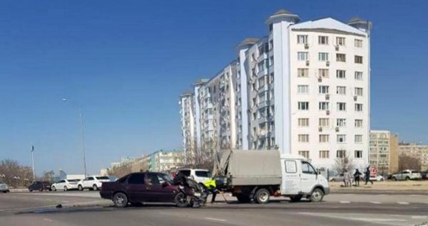 В центре Актау столкнулись внедорожник и Opel Vectra