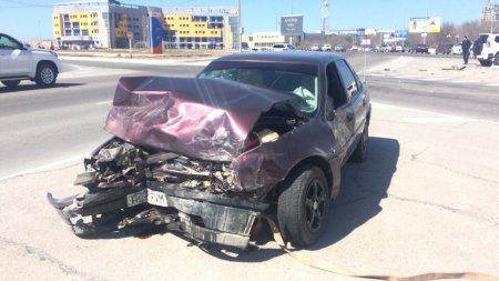 В центре Актау столкнулись внедорожник и Opel Vectra