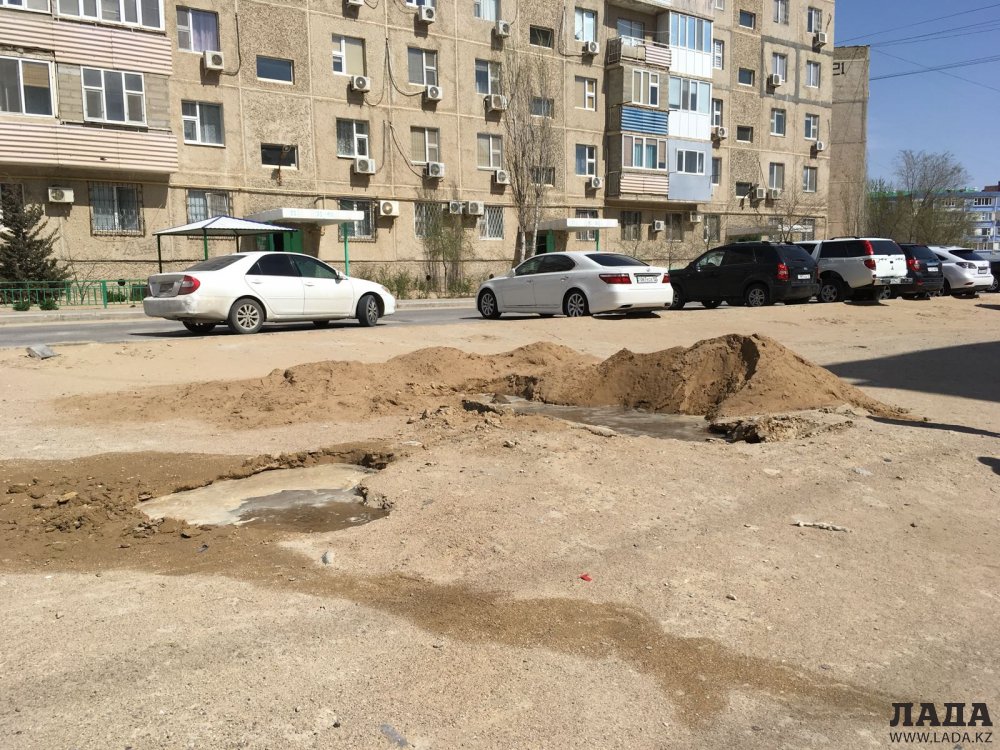 Грузовой автомобиль провалился в яму в 29 микрорайоне Актау