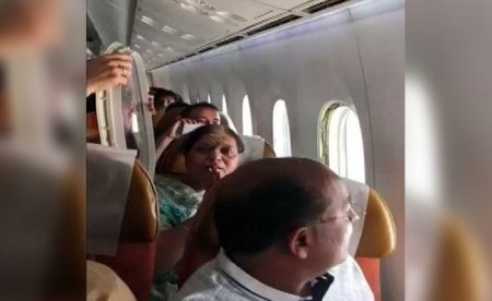У самолета Air India турбулентностью выбило иллюминатор