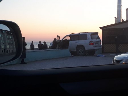 На набережной. Припарковался