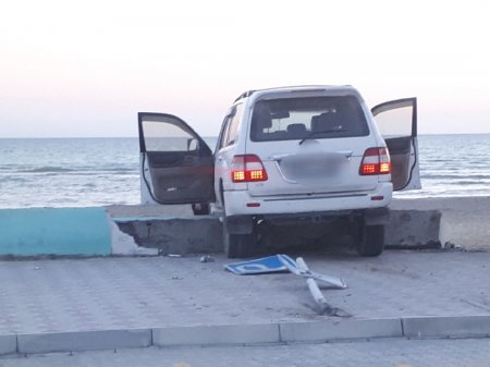 На набережной. Припарковался