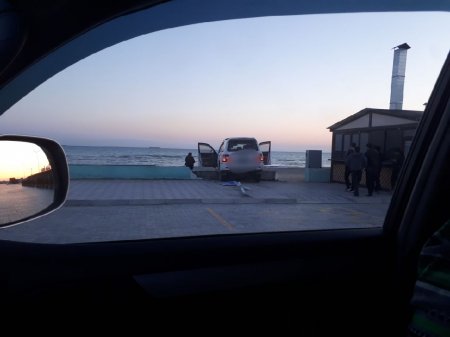 На набережной. Припарковался