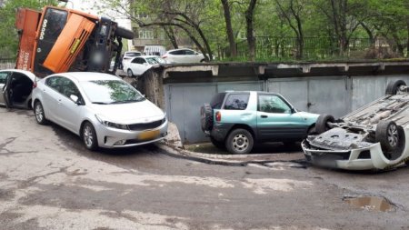 Мусоровоз раздавил припаркованные автомобили во дворе в Алматы