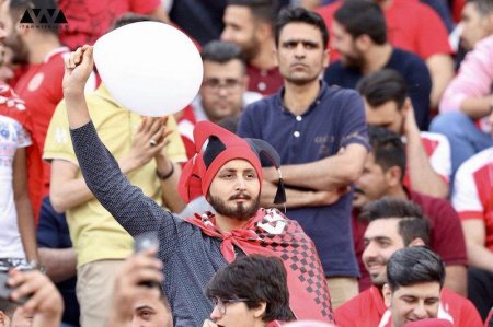 Женщины "отрастили" бороды ради футбола в Иране