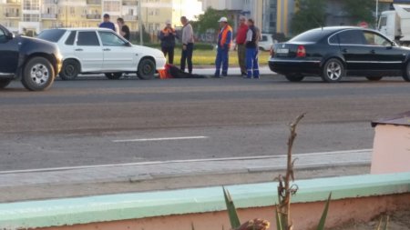 На кольцевой дороге в 14 микрорайоне Актау автомобиль сбил работника «Қала жолдары»