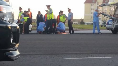 На кольцевой дороге в 14 микрорайоне Актау автомобиль сбил работника «Қала жолдары»