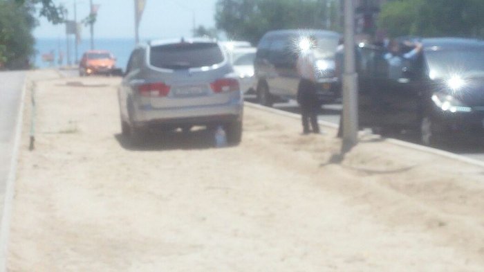 В Сети появились фото задержания неизвестных лиц в 9 микрорайоне Актау