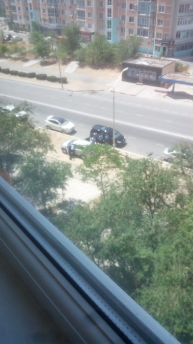 В Сети появились фото задержания неизвестных лиц в 9 микрорайоне Актау