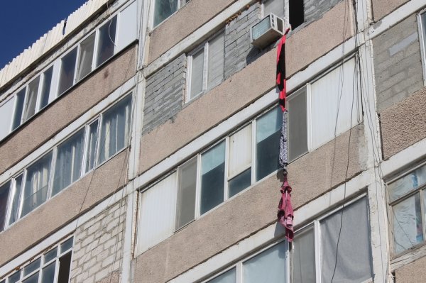 Свисающие с шестого этажа связанные простыни обеспокоили жителей 8 микрорайона Актау