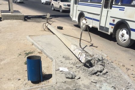 В Актау мужчину госпитализировали после падения столба