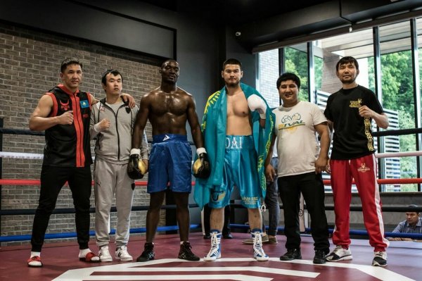 Уалихан Бисенкулов из Жанаозена одержал пятую победу на профи-ринге в Новогорске