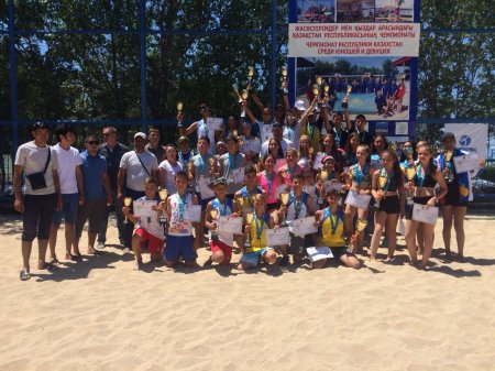 Актауские спортсмены завоевали 10 медалей в первом туре чемпионата РК по пляжному волейболу
