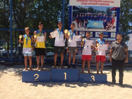 Актауские спортсмены завоевали 10 медалей в первом туре чемпионата РК по пляжному волейболу