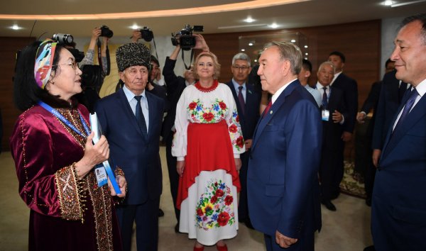 Назарбаеву показали подарок от Мангистау к 20-летию Астаны