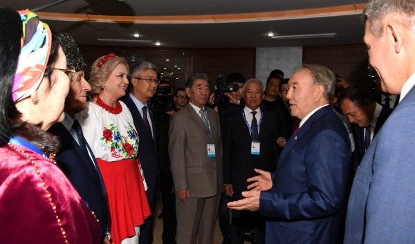 Назарбаеву показали подарок от Мангистау к 20-летию Астаны