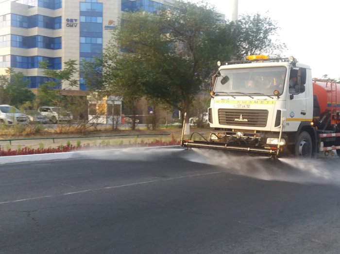 В Актау начали поливать центральные дороги
