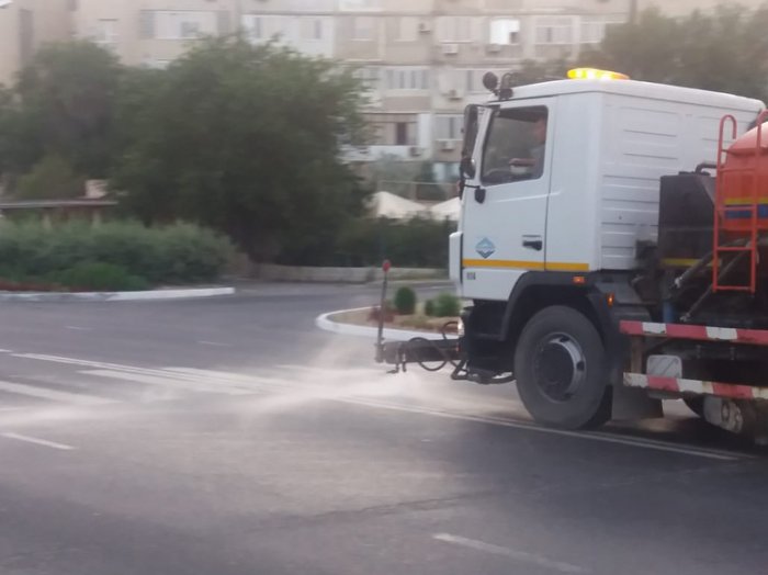 В Актау начали поливать центральные дороги