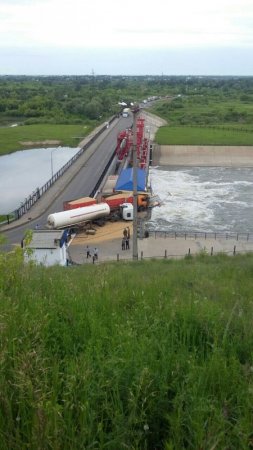 Два грузовика разнесли здание поста на дамбе в Петропавловске 
