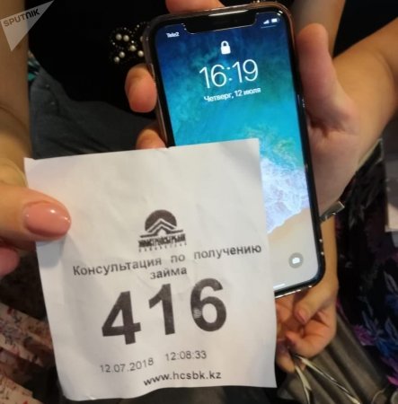 Люди плачут: астанчане часами стоят в очереди за займами "7-20-25"