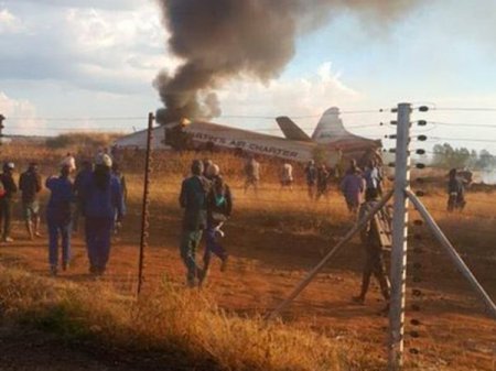 Пассажир снял на видео крушение самолета в ЮАР