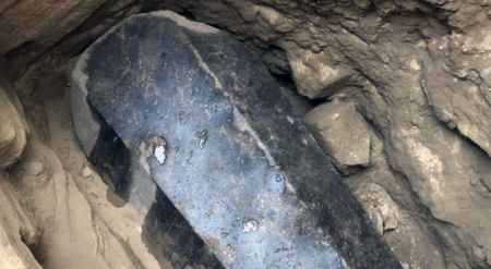 Ученые вскрыли гигантский черный саркофаг в Египте 